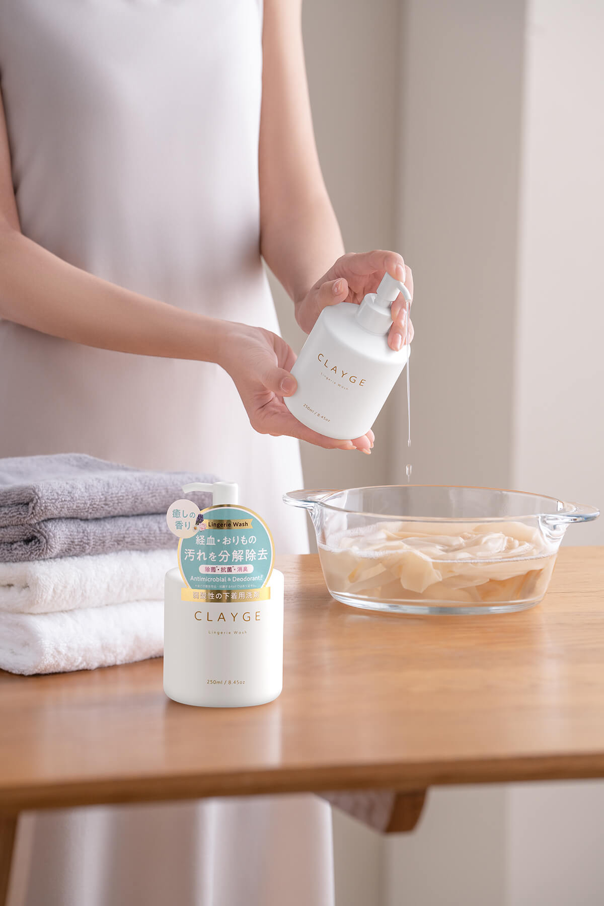 匿名性の高い清らかな水に浮かぶ吸水ショーツ（生理・おりもののケアイメージ）